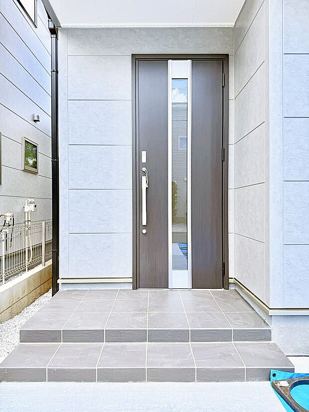 ■ シンプルで美しく、住まいの第一印象を彩る玄関です