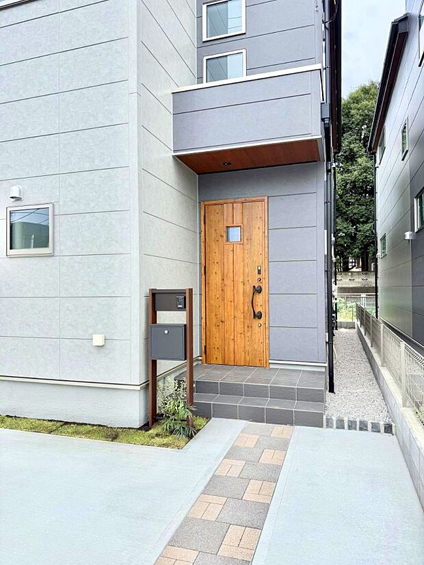 ■ シンプルで美しく、住まいの第一印象を彩る玄関です