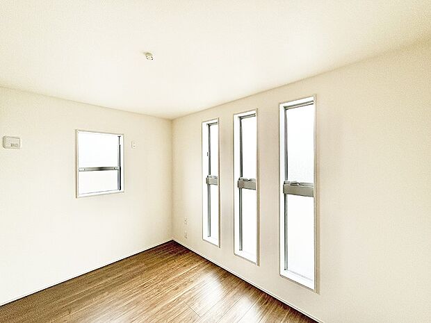 ■シンプルな空間で、収納付きベッドやデスクなど、多機能な家具を活用しやすいです