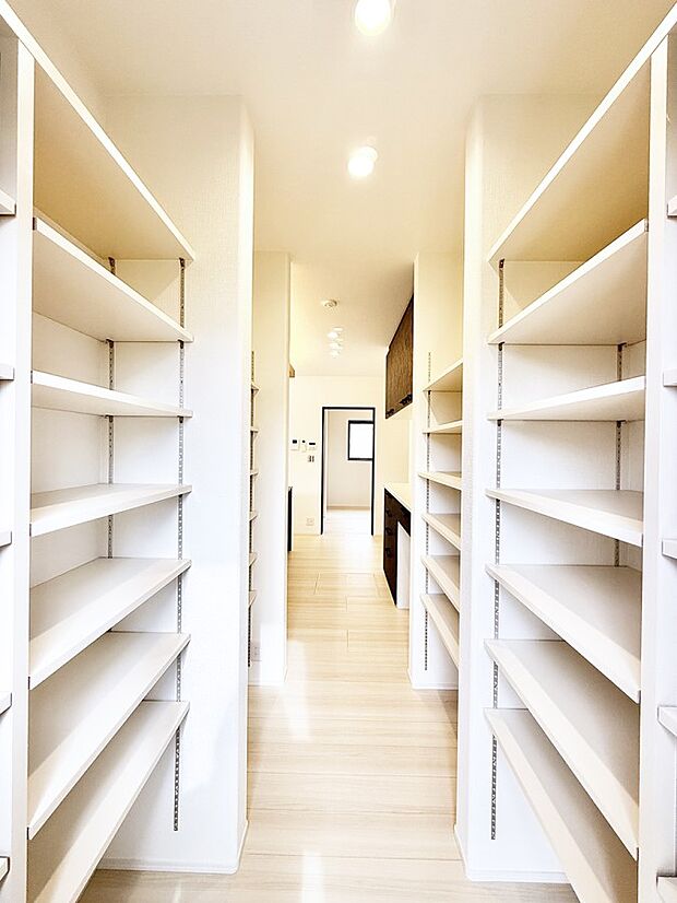 ■まとめ買いしたストック置き場や、災害時の備蓄にも便利なパントリー  