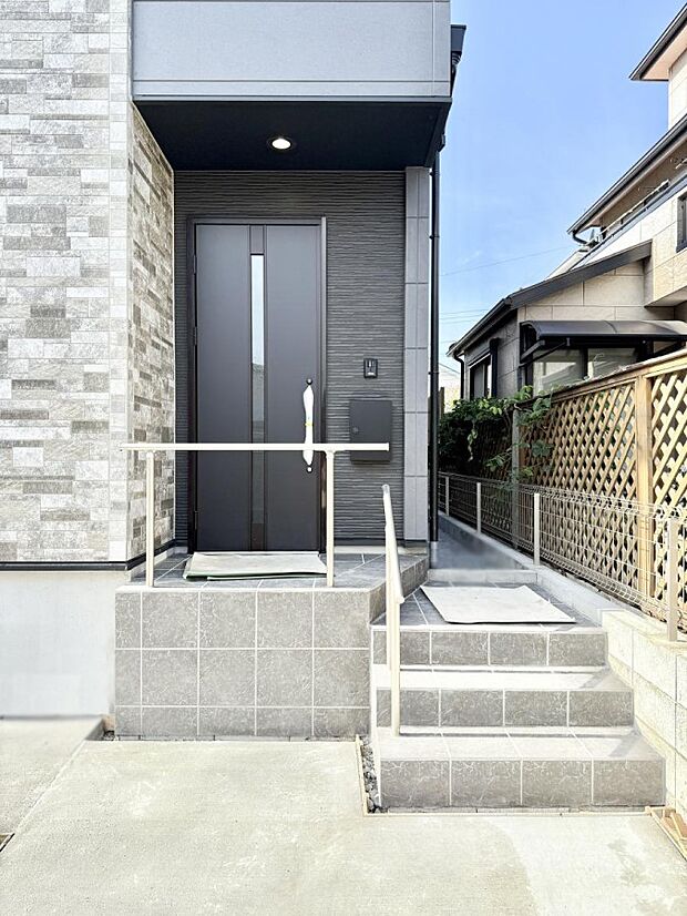 ■ シンプルで美しく、住まいの第一印象を彩る玄関です