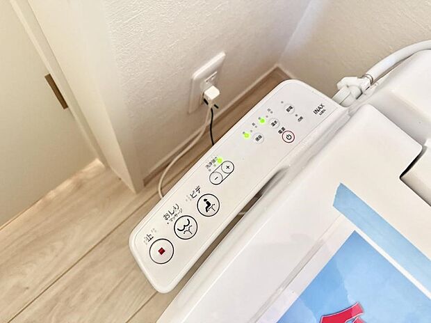 ■温水洗浄で快適、清潔感が保たれるシャワートイレ