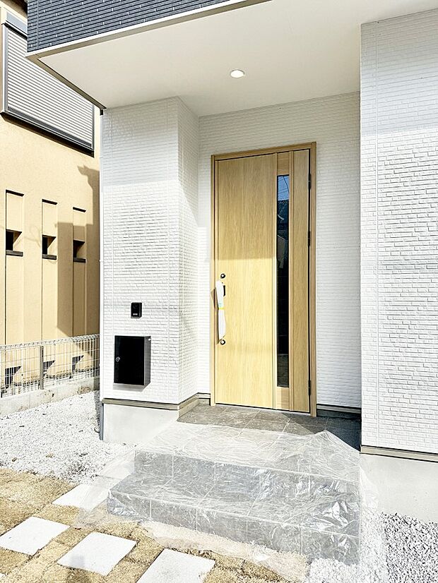 ■ シンプルで美しく、住まいの第一印象を彩る玄関です