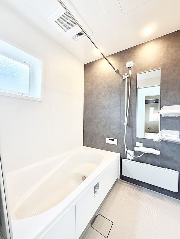 ■落ち着いた色合いの壁面、ゆっくり寛げるバスルーム