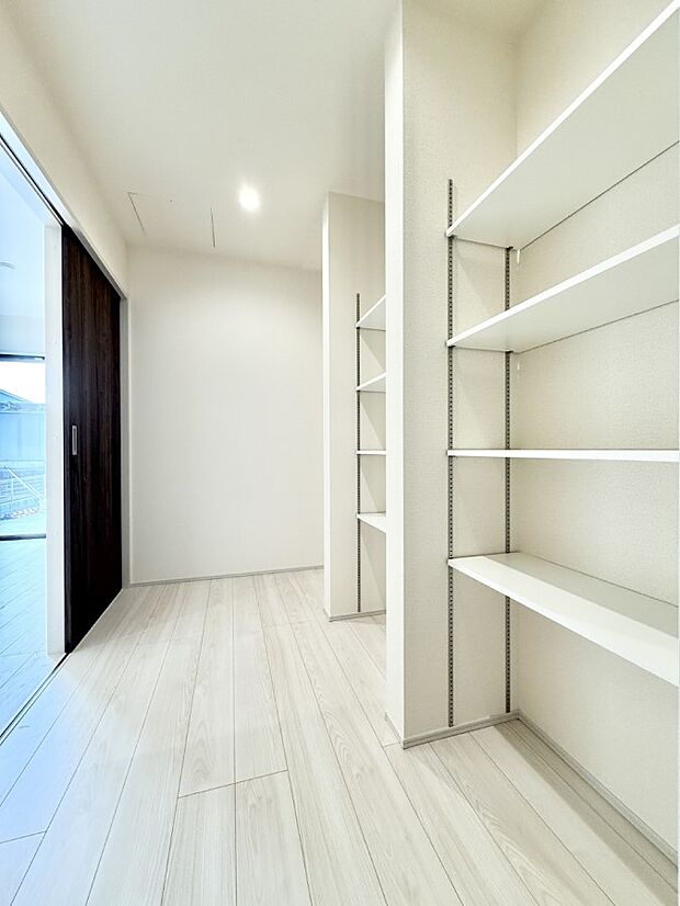 ■買いためた食材もすっきり収納できるパントリー付き  