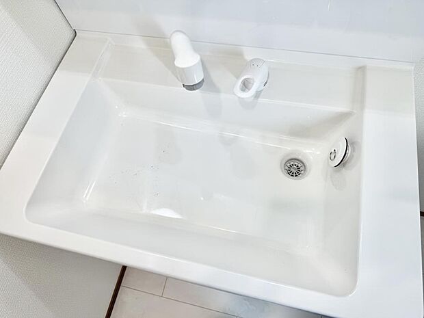 ■細かい部分まで洗いやすく便利なハンドシャワー付き