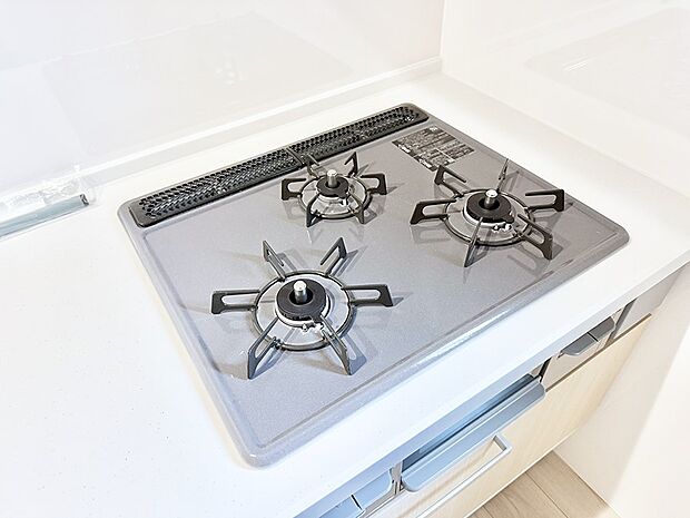 ■3口コンロのシステムキッチンで料理の手順もスムーズに