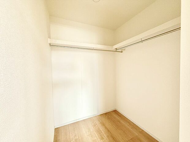 ■季節の洋服も、思い出の小物もすっきり収納できるウォークインクローゼット付  