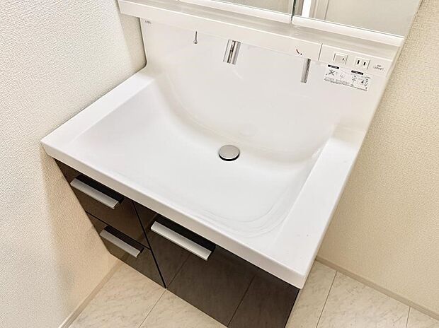 ■細かい部分まで洗いやすく便利なハンドシャワー付き