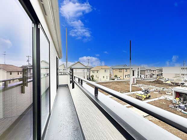 ■ 心地よい風と光を感じる、くつろぎのバルコニー