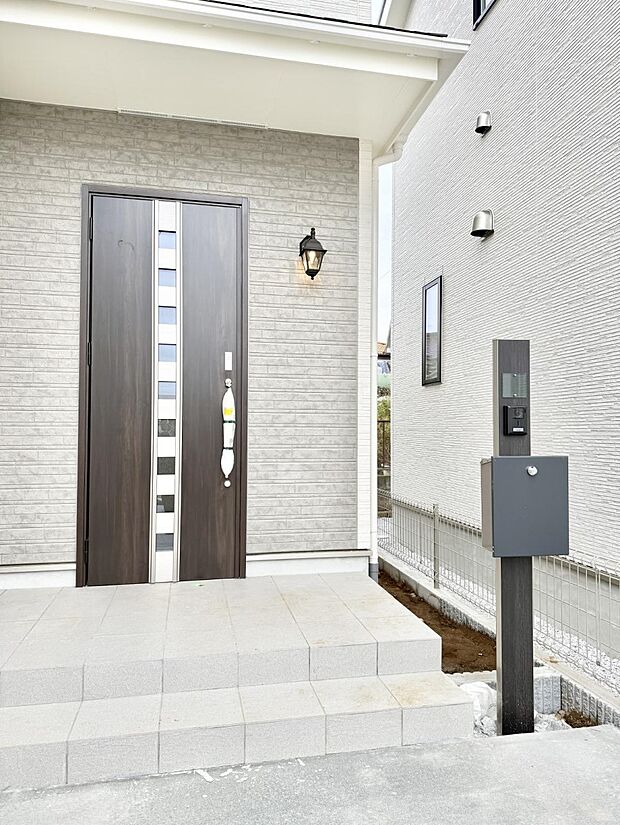 ■ シンプルで美しく、住まいの第一印象を彩る玄関です