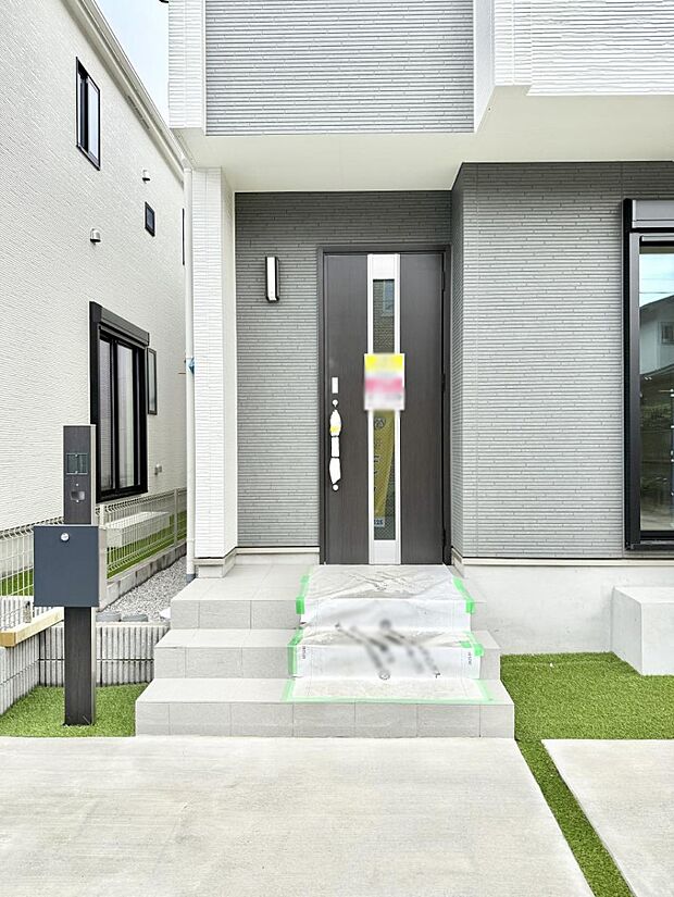 ■ シンプルで美しく、住まいの第一印象を彩る玄関です