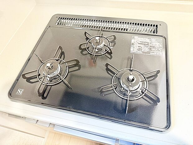 ■3口コンロのシステムキッチンで料理の手順もスムーズに