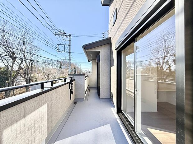 ■ 心地よい風と光を感じる、くつろぎのバルコニー