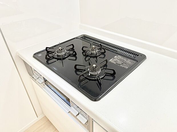 ■3口コンロのシステムキッチンで料理の手順もスムーズに