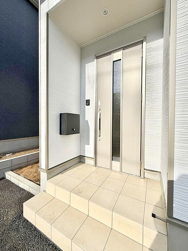 ■ シンプルで美しく、住まいの第一印象を彩る玄関です