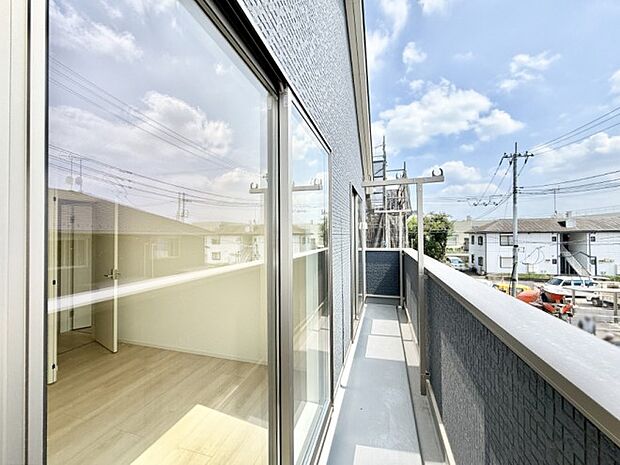 ■ 自然を身近に感じる、開放的なバルコニー