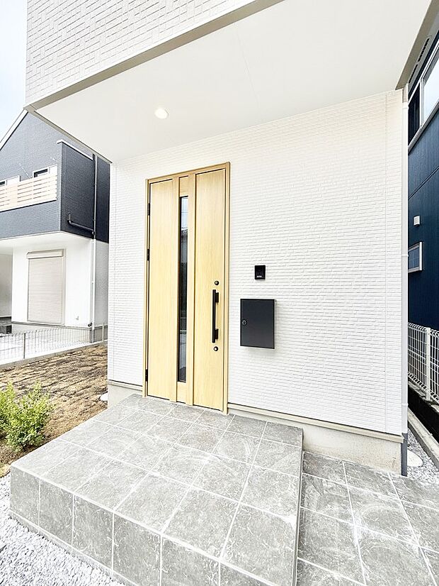 ■ シンプルで美しく、住まいの第一印象を彩る玄関です