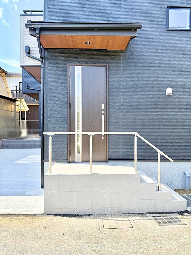 ■ シンプルで美しく、住まいの第一印象を彩る玄関です