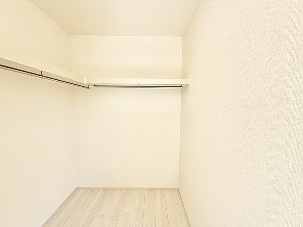 ■季節の洋服も、思い出の小物もすっきり収納できるウォークインクローゼット付