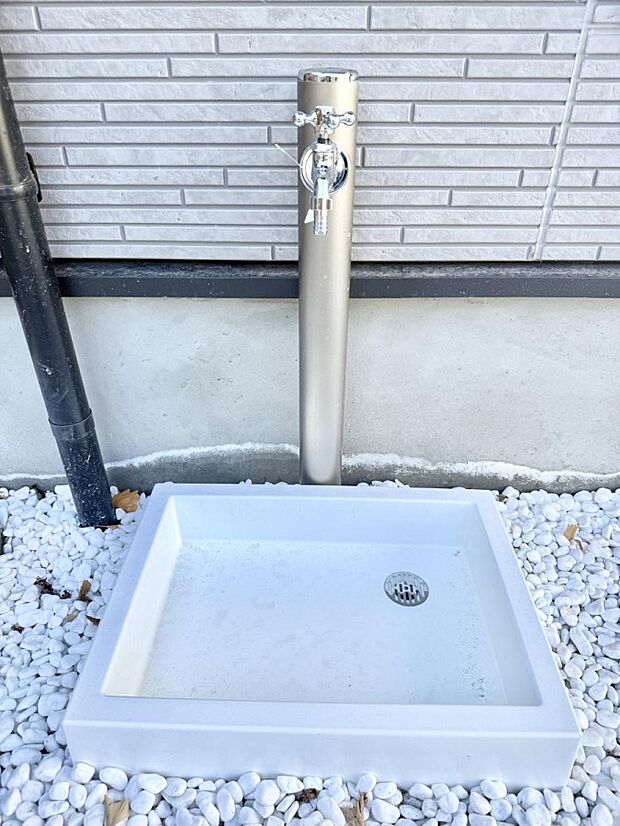 ■ガーデニングや洗車などの際に大活躍な屋外立水栓  
