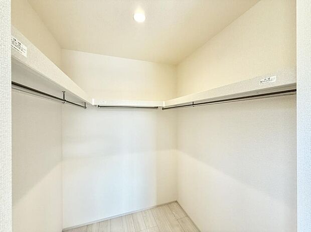 ■季節の洋服も、思い出の小物もすっきり収納できるウォークインクローゼット付