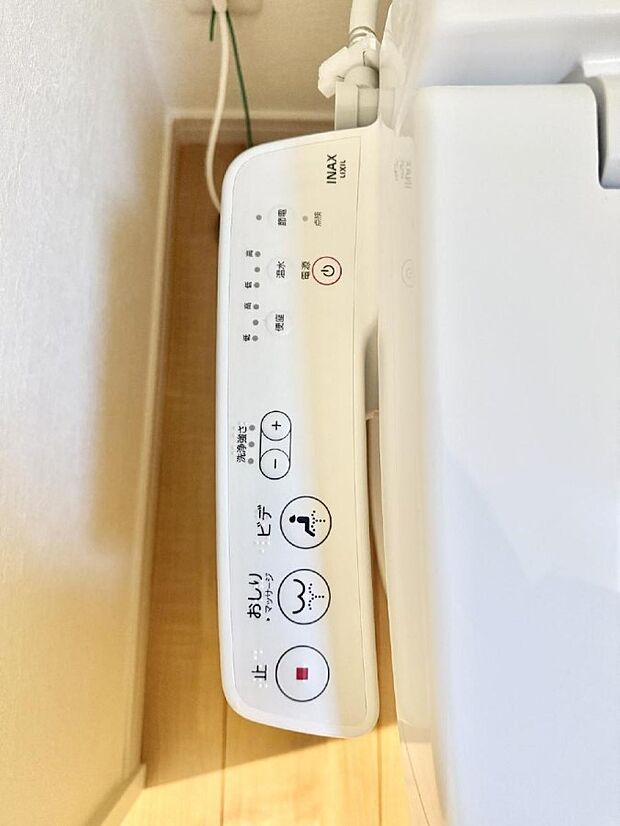 ■温水洗浄で快適、清潔感が保たれるシャワートイレ