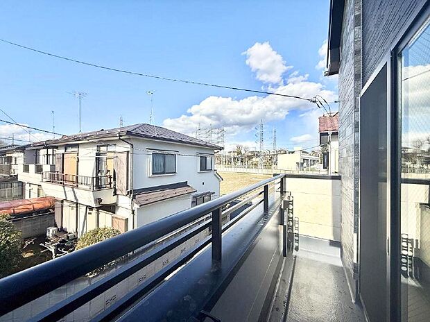 ■ 心地よい風と光を感じる、くつろぎのバルコニー