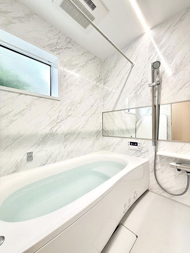 ■落ち着いた色合いの壁面、ゆっくり寛げるバスルーム