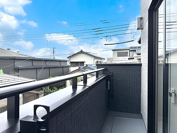 ■ 心地よい風と光を感じる、くつろぎのバルコニー