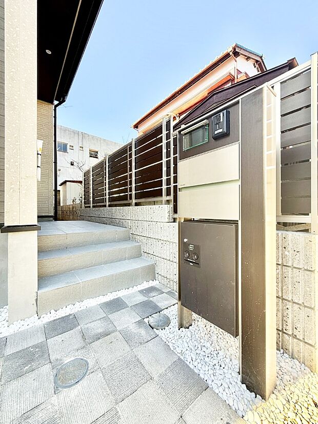 ■ シンプルで美しく、住まいの第一印象を彩る玄関です