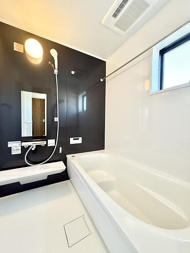 ■落ち着いた色合いの壁面、ゆっくり寛げるバスルーム