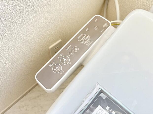 ■温水洗浄で快適、清潔感が保たれるシャワートイレ