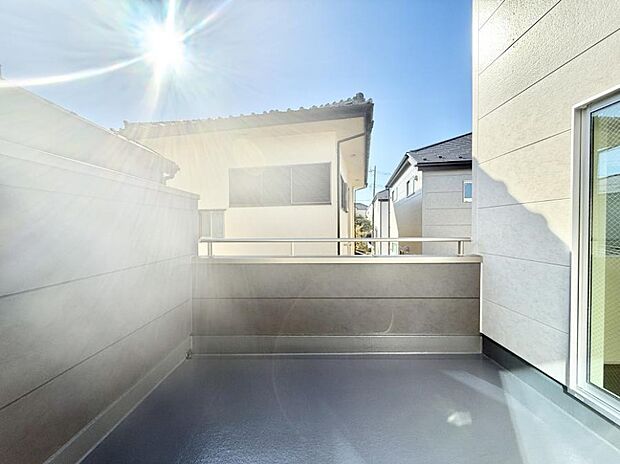 ■ 心地よい風と光を感じる、くつろぎのバルコニー