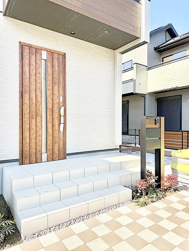 ■ シンプルで美しく、住まいの第一印象を彩る玄関です