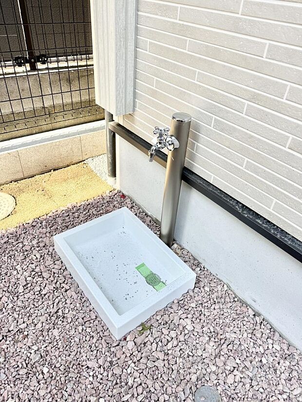 ■ガーデニングや洗車などの際に大活躍な屋外立水栓  