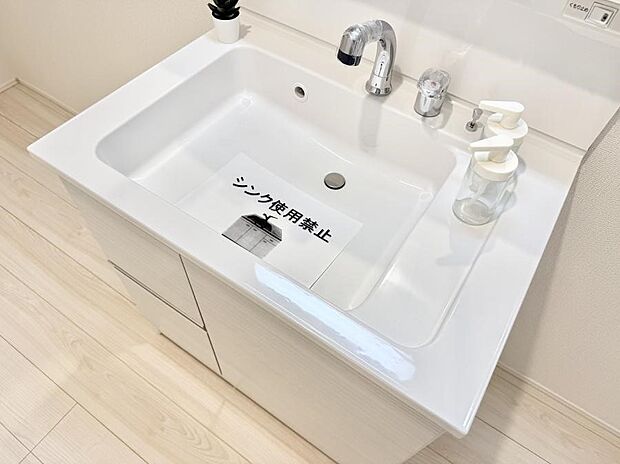 ■細かい部分まで洗いやすく便利なハンドシャワー付き