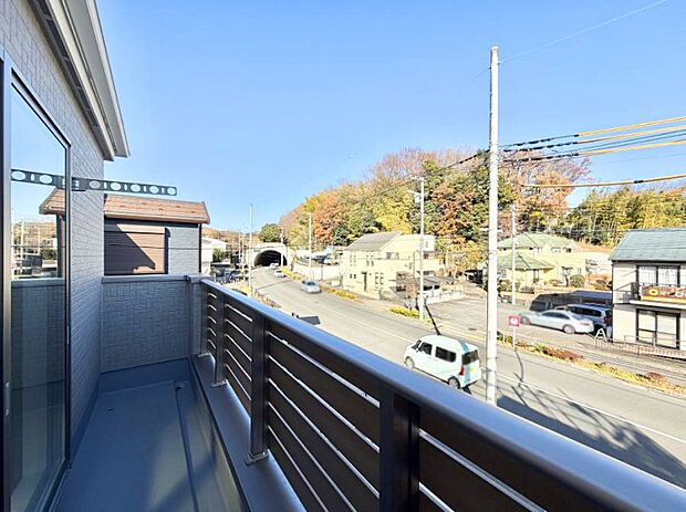 ■ 心地よい風と光を感じる、くつろぎのバルコニー