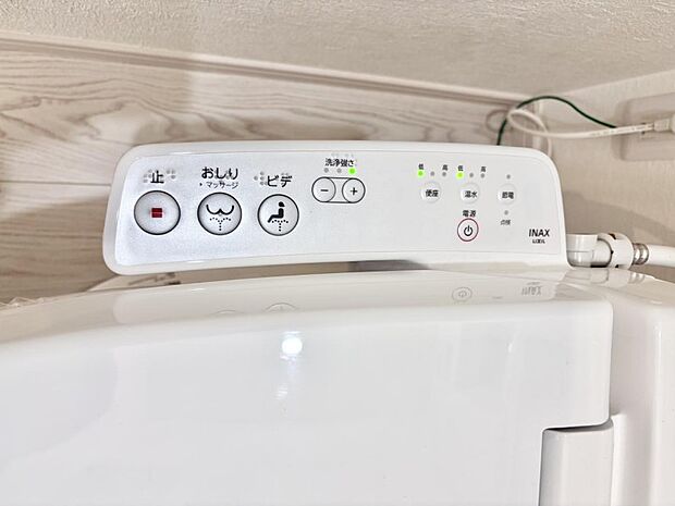 ■温水洗浄で快適、清潔感が保たれるシャワートイレ