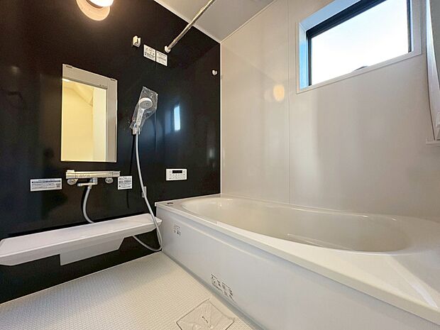 ■落ち着いた色合いの壁面、ゆっくり寛げるバスルーム