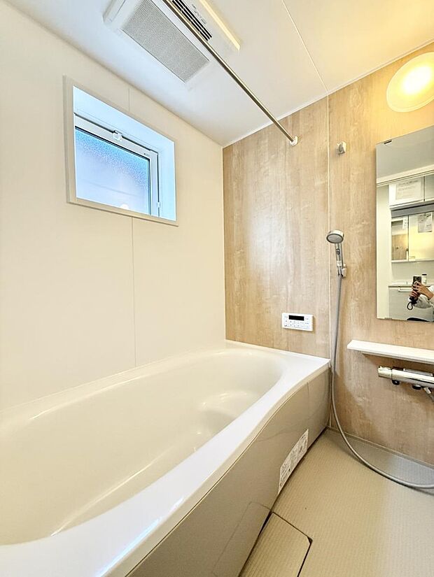 ■落ち着いた色合いの壁面、ゆっくり寛げるバスルーム