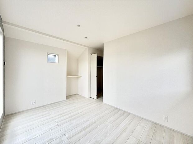 ■シンプルな空間で、収納付きベッドやデスクなど、多機能な家具を活用しやすいです