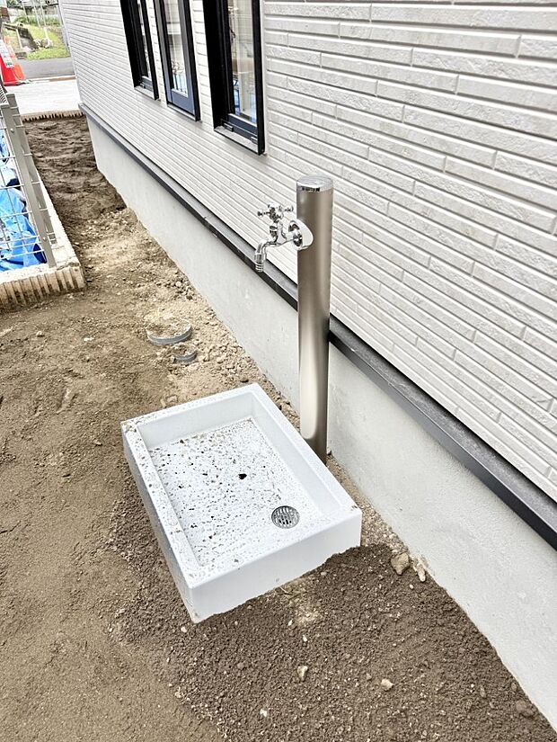 ■ガーデニングや洗車などの際に大活躍な屋外立水栓  