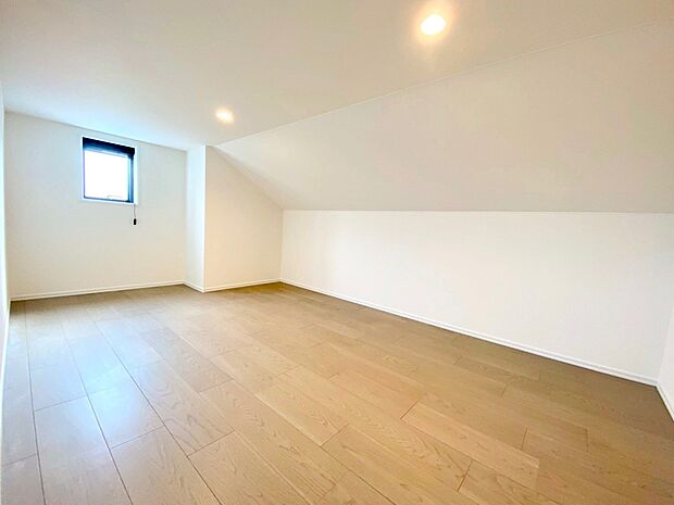 ■季節の洋服も、思い出の小物もすっきり収納できる固定階段付きの小屋裏収納