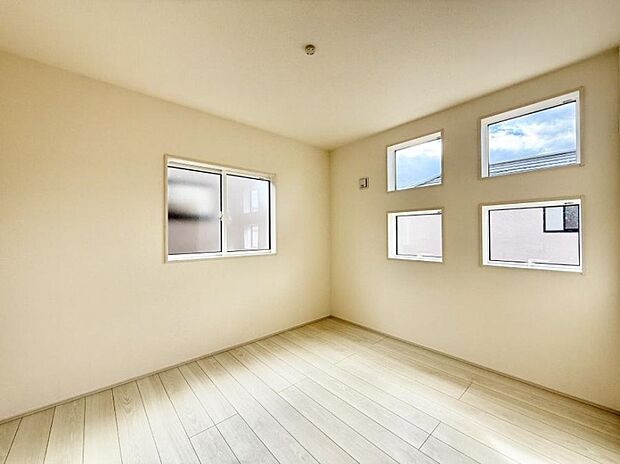 ■シンプルな空間で、収納付きベッドやデスクなど、多機能な家具を活用しやすいです