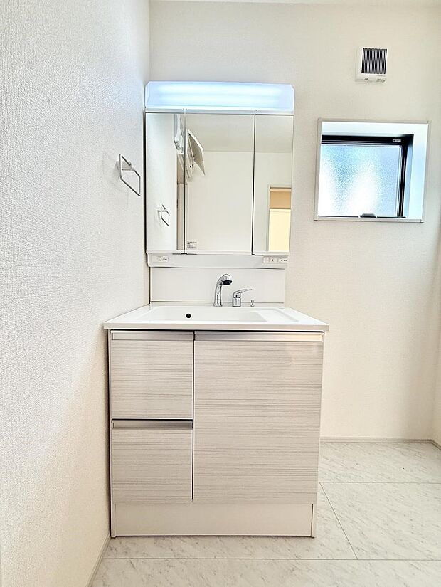 ■明るい洗面所は毎朝の歯磨きも楽しくできちゃいそうです♪