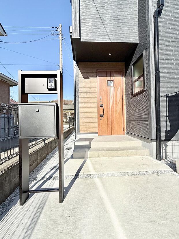 ■ シンプルで美しく、住まいの第一印象を彩る玄関です