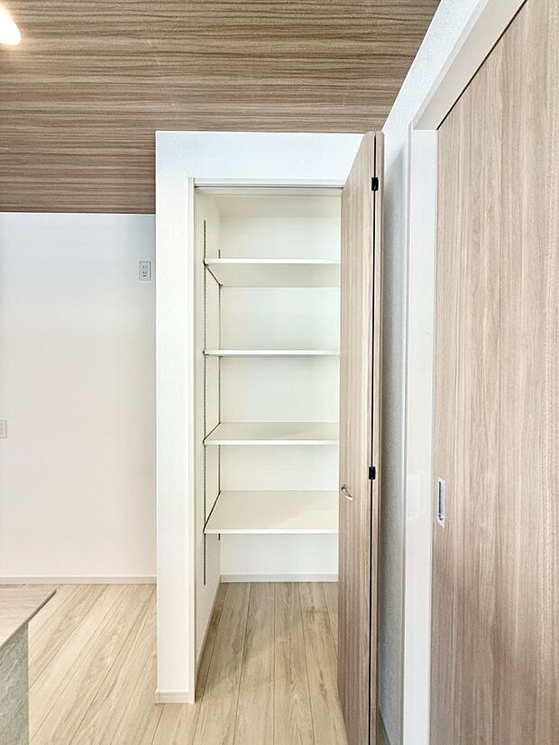 ■キッチン横には食品貯蔵にとても便利なパントリーあり