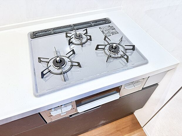 ■3口コンロのシステムキッチンで料理の手順もスムーズに