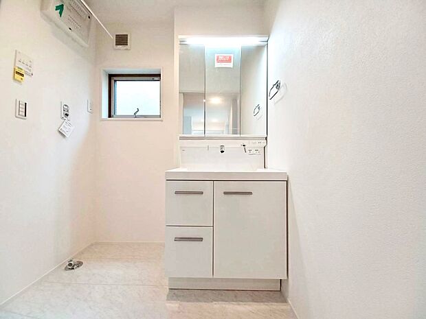 ■明るい洗面所は毎朝の歯磨きも楽しくできちゃいそうです♪